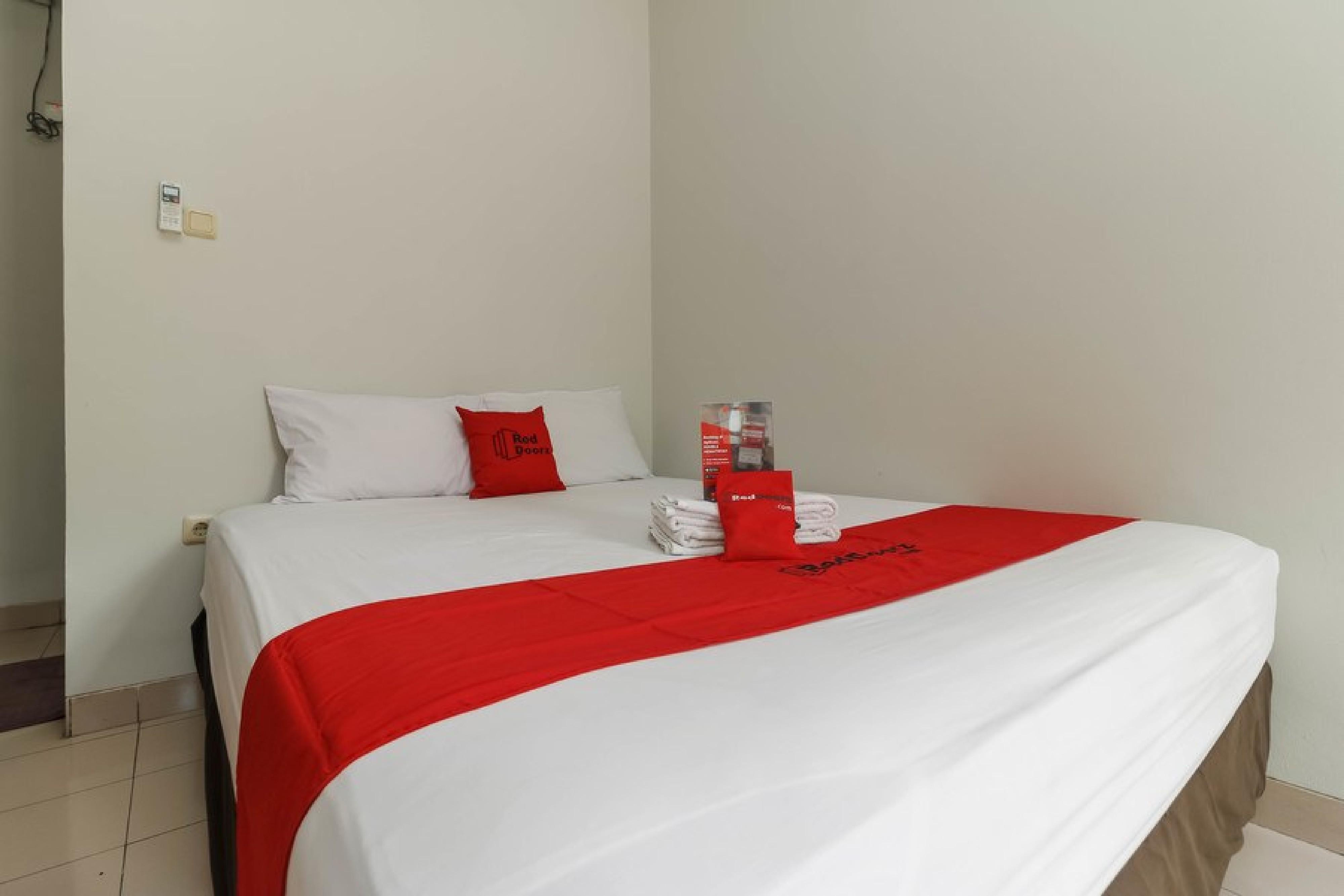 Reddoorz Plus @ Karet Pedurenan 3 Yakarta Exterior foto