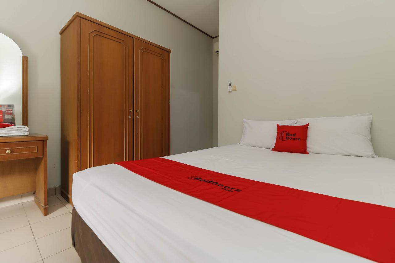 Reddoorz Plus @ Karet Pedurenan 3 Yakarta Exterior foto