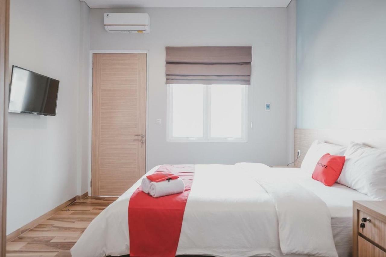 Reddoorz Plus @ Karet Pedurenan 3 Yakarta Exterior foto